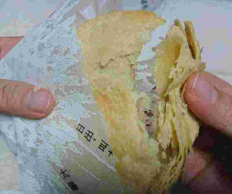 太陽餅をちぎっているところ