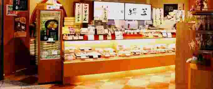 ショーケースが並ぶ絹笠なんばウォーク店