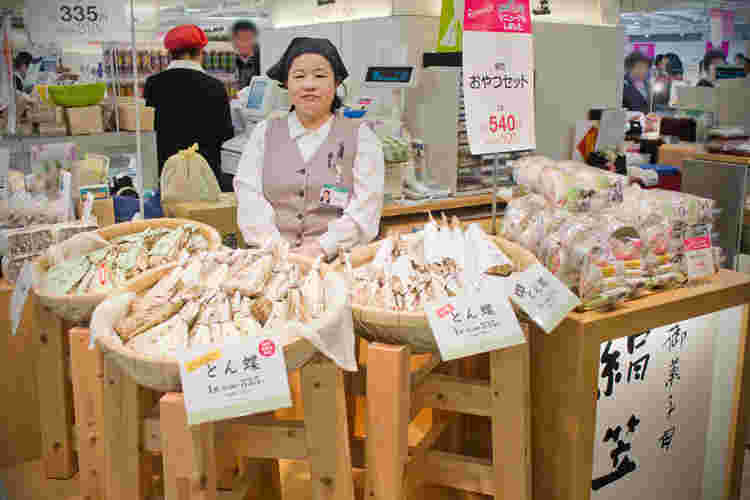 阪神梅田のとん蝶売り場と店員さん