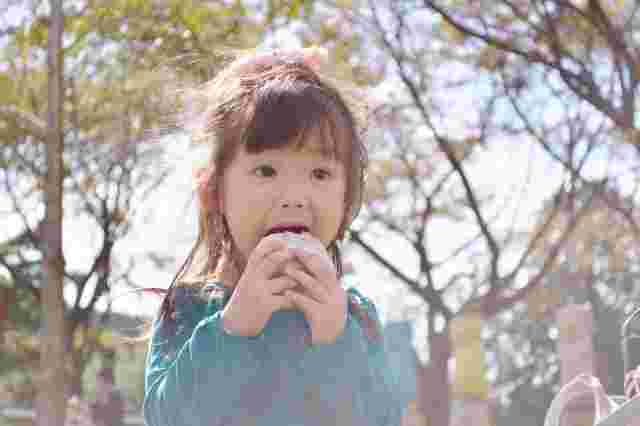 おにぎりを食べる女の子