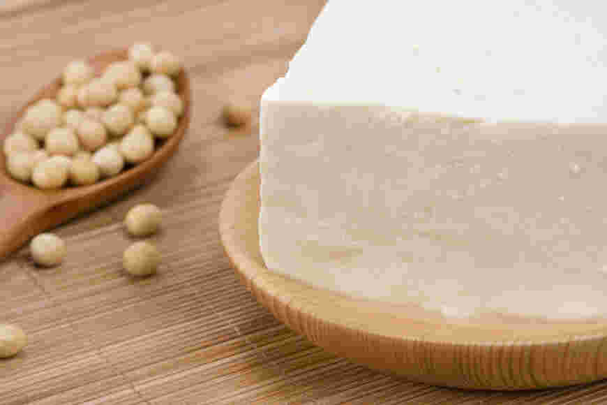 器に盛られた豆腐とスプーンに盛られた大豆