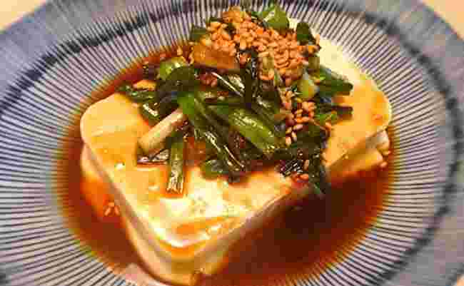 お皿に盛られた豆腐料理
