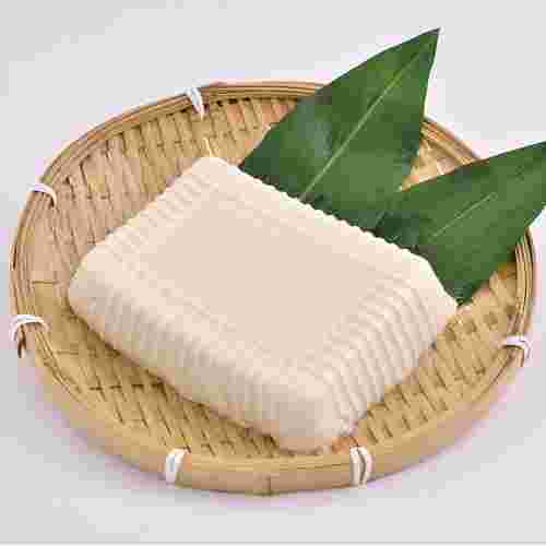 ザルに盛られた充填豆腐