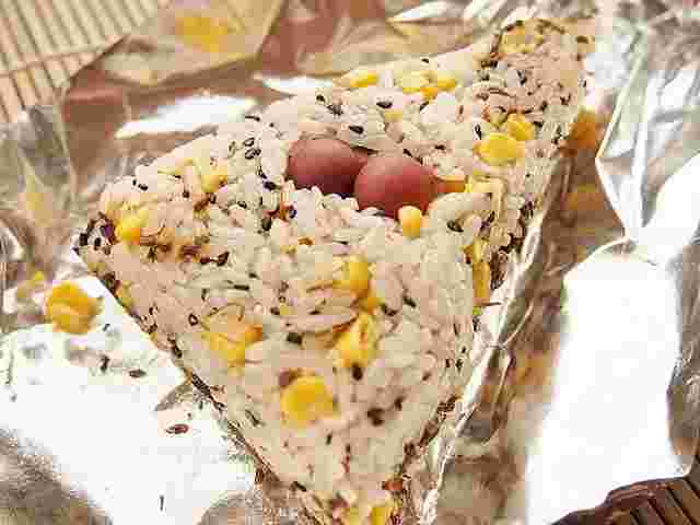パッケージを開けたとうもろこし入りのとん蝶