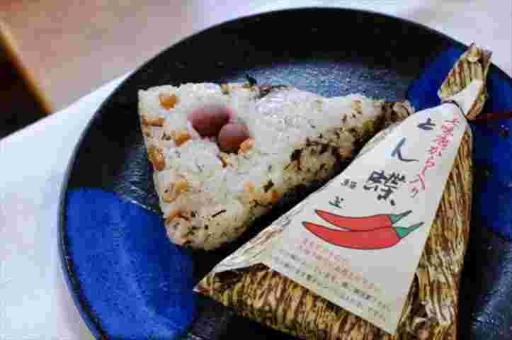 七味とん蝶のパッケージとパッケージから出した物