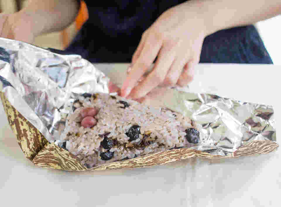 とん蝶黒豆のパッケージをはがす様子