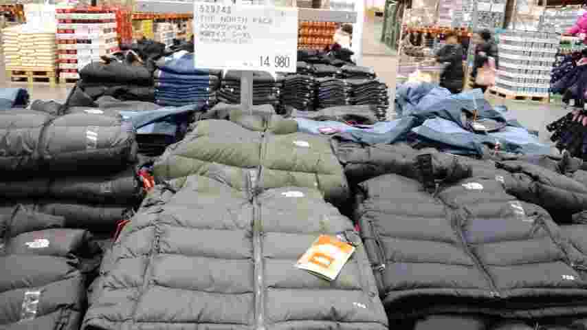 コストコのダウンベストの売り場