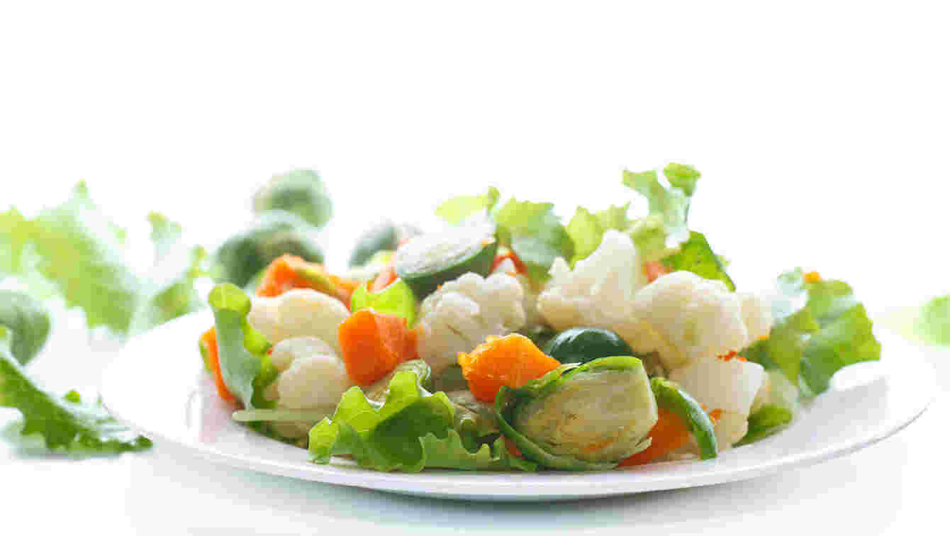野菜が皿に盛られている様子