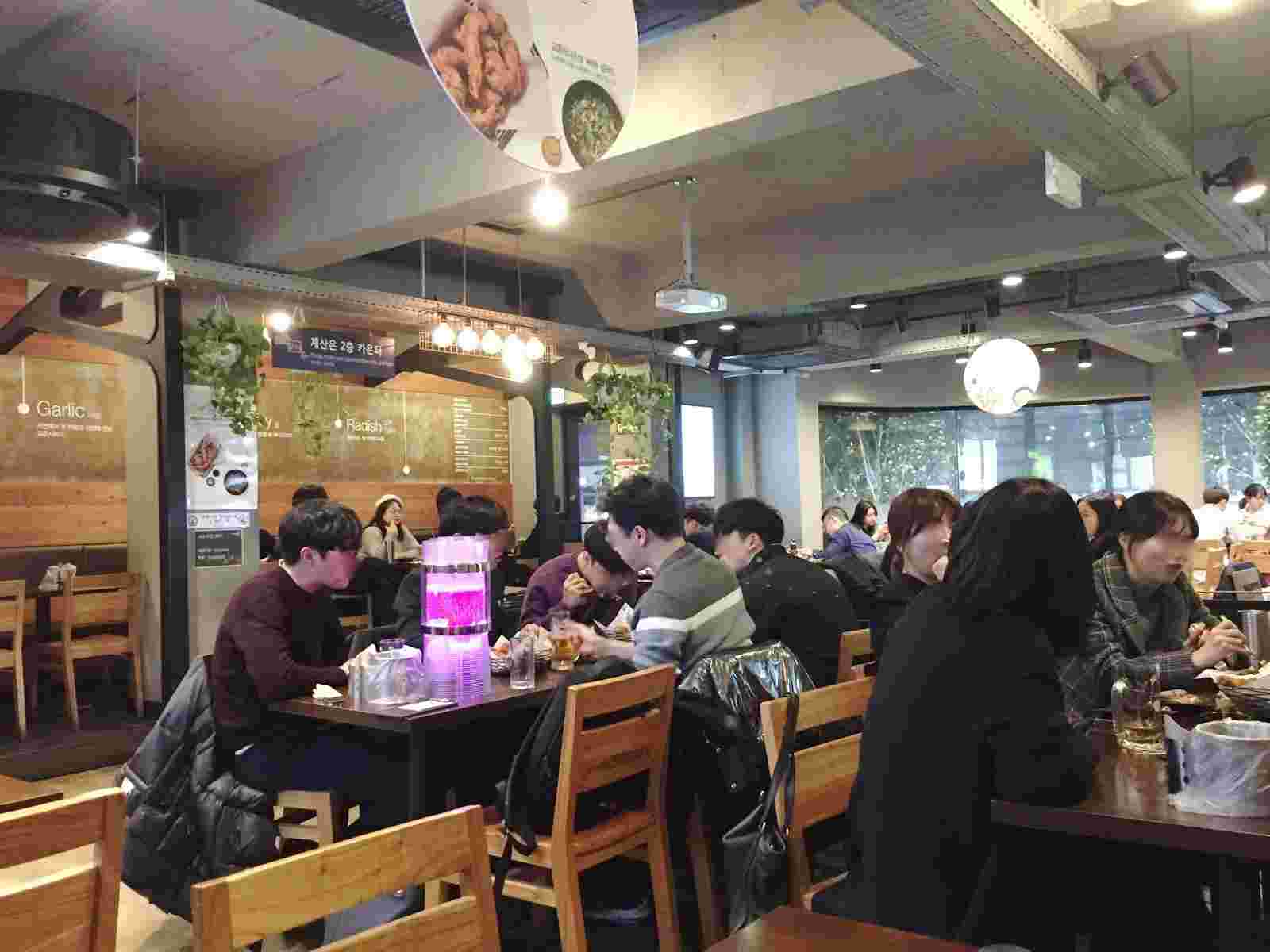 韓国のKyoChonチキンの店内