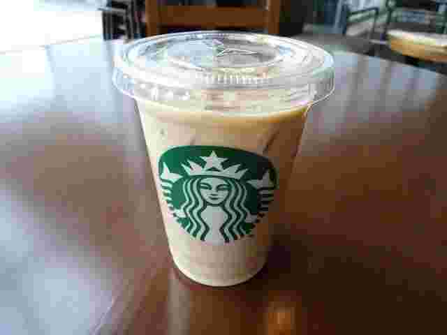 スタバのカップに入ったスターバックスラテ