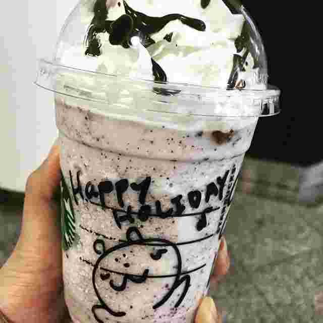 チョコチップとチョコレートソースを追加したバニラクリームフラペチーノ