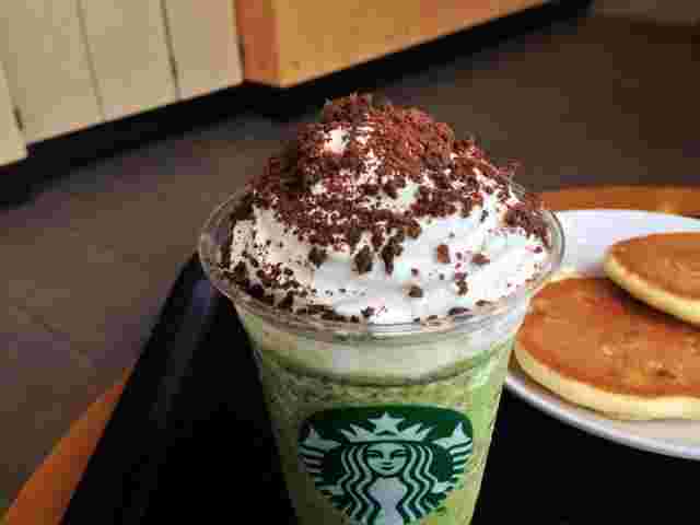 チョコチップがかかった抹茶クリームフラペチーノ