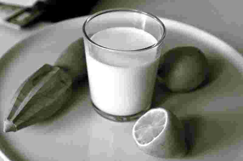 牛乳とレモンのモノトーン画像