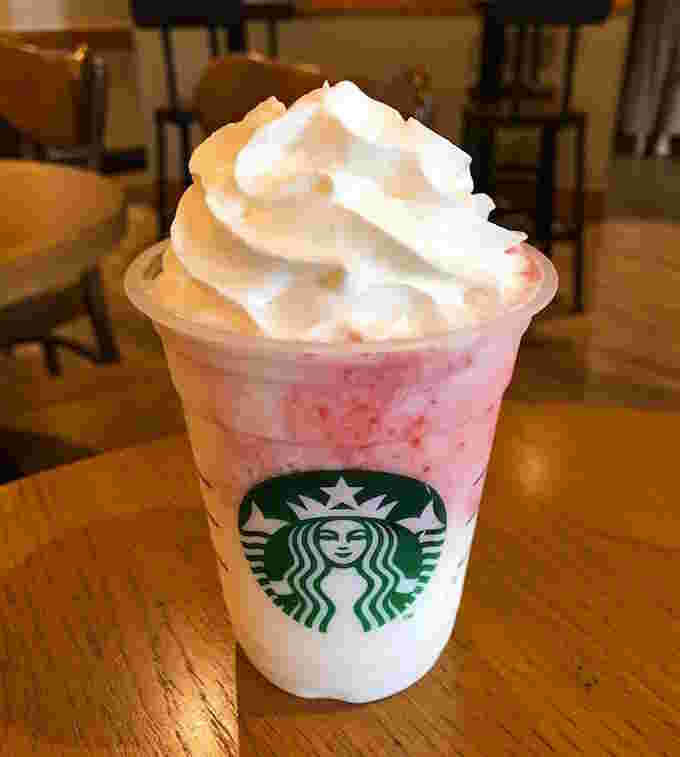 ホイップとソースを増量したストロベリークリームフラペチーノ
