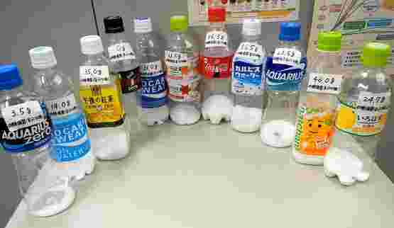 清涼飲料水に入っている砂糖の量をペットボトルに入れて並べた様子
