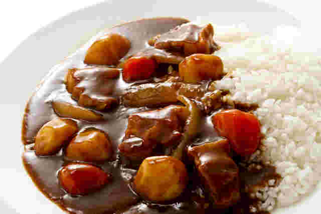 白い器に盛ったカレーライス