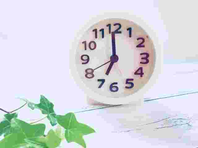 7時を指している時計