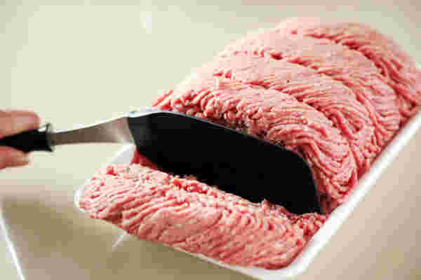 コストコのひき肉をヘラで分けている様子