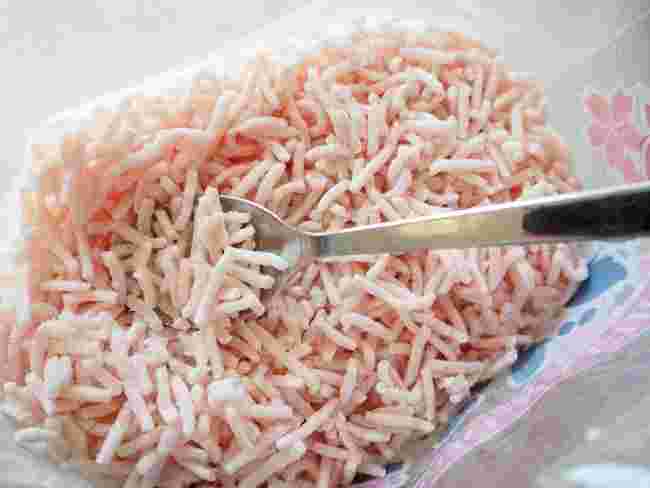 さくらどりのひき肉をスプーンですくっている様子