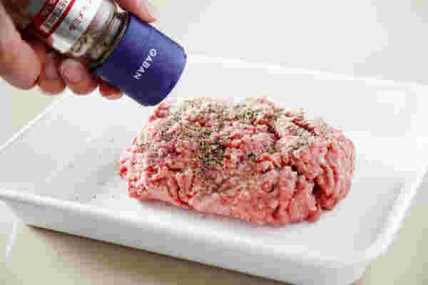 ひき肉に調味料を振っている様子