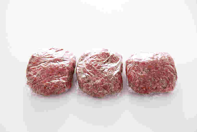 ひき肉を3つに分けてラップをしている