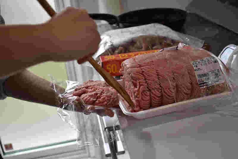 ひき肉を取り分けている様子