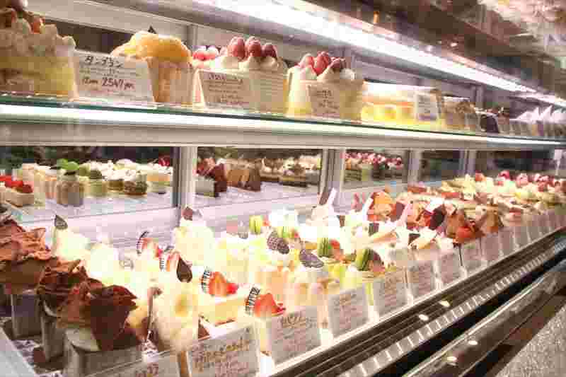 エチエンヌの店内にいっぱい並べられたケーキの様子