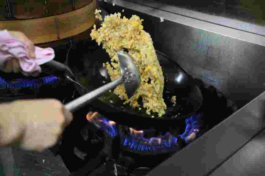 チャーハンを作っている様子