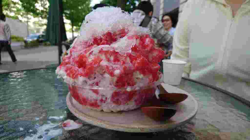 山盛りのかき氷が魅力のいちごミルク杏仁の様子