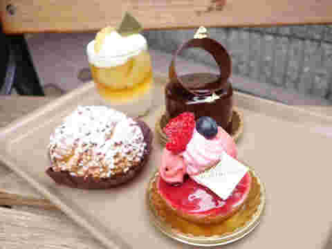 4個のケーキ