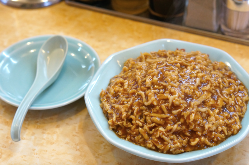 梁山泊の肉あんかけチャーハンと小皿とレンゲ
