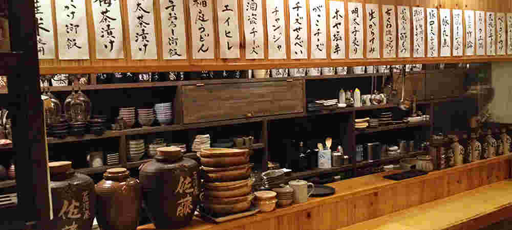 ひとけのない飲食店内の様子。