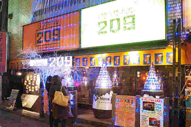 夜の店構えの様子。