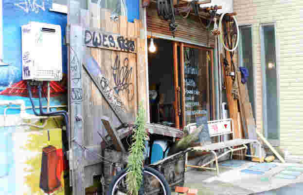 明かりのついた店構えの風景。