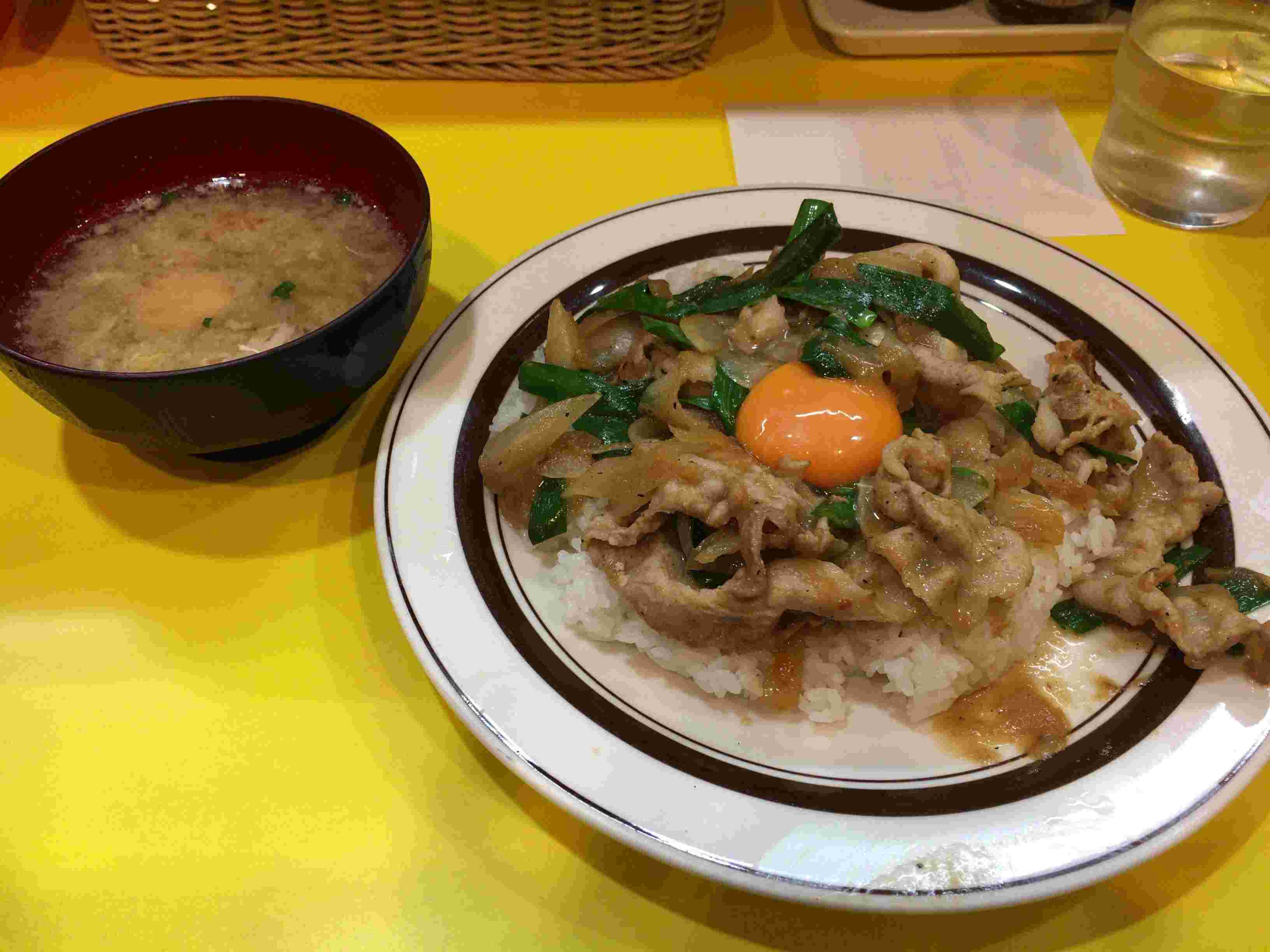 豚汁付きのオリエンタルライス
