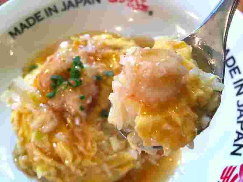 かにあんかけチャーハンをスプーンでひとすくい
