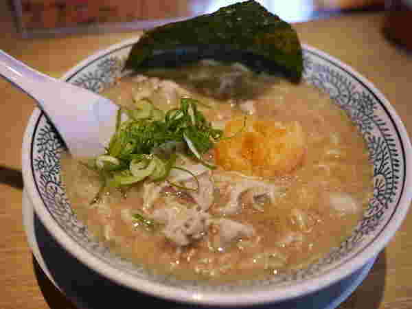 丸源ラーメンの一押しメニューである肉そばの様子
