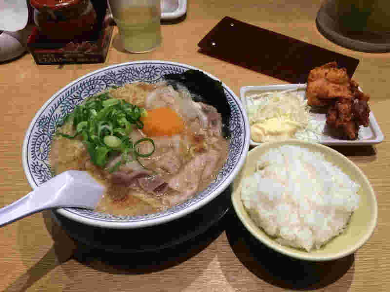 丸源ラーメンのおいしいからあげランチの様子