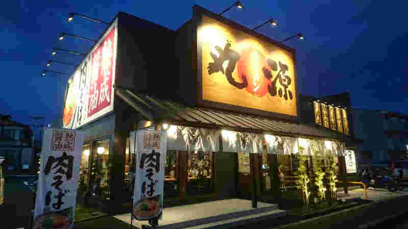 丸源ラーメンの店舗外観の様子