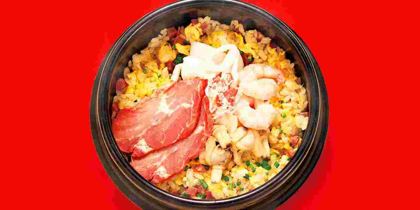 ハムやエビなどをトッピングしたチャーハン