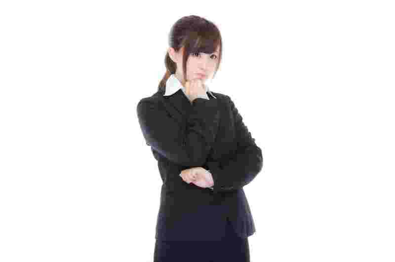 悩む女性