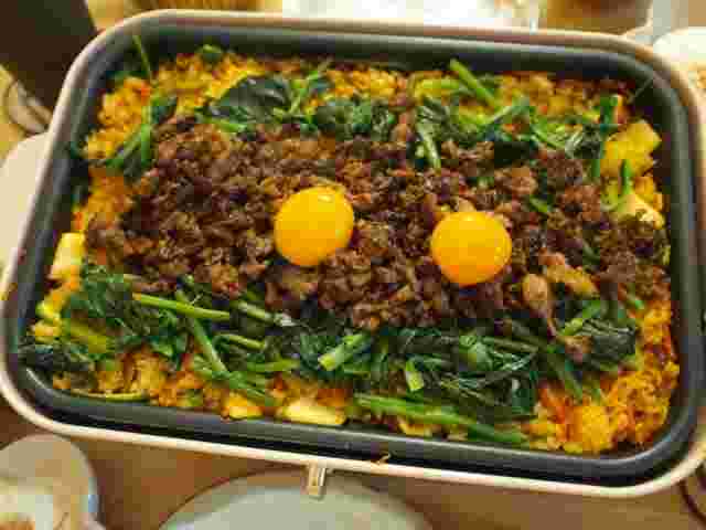 ホットプレートでビビンバを焼いている様子