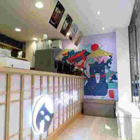 ユニークな絵が印象的な店内