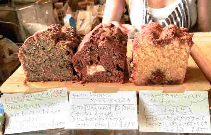 テーブルの上に説明文を付けた食べ物が3つ並んでいる様子。