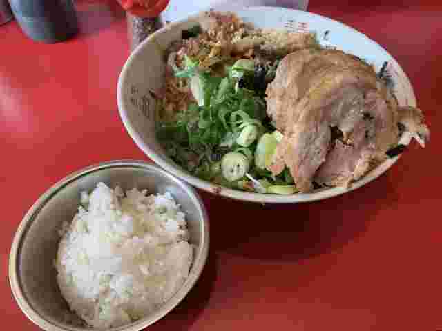 ラーメン豚2枚と汁なしと追いめしでコール全部