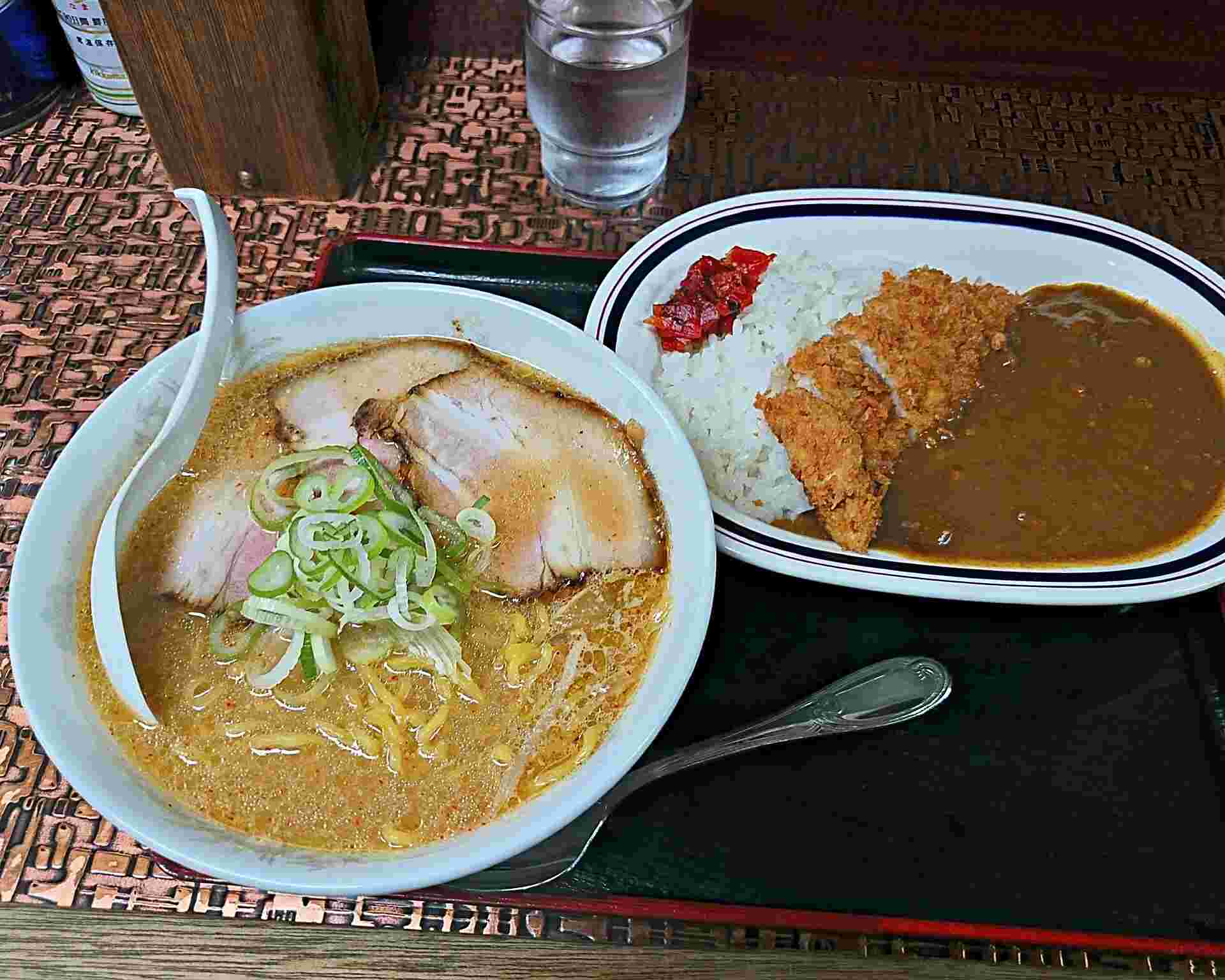 カツカレーとラーメンの画像