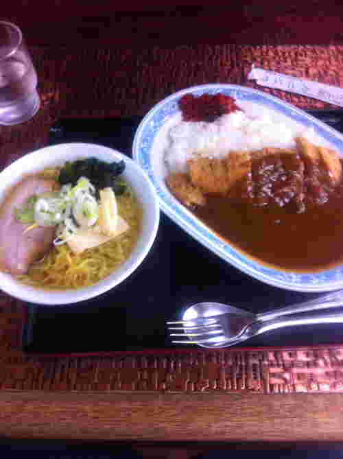 ラーメンとミニカレーの画像