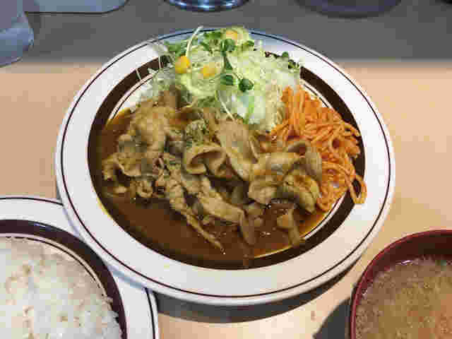 寺門ジモン考案のカレー焼肉定食