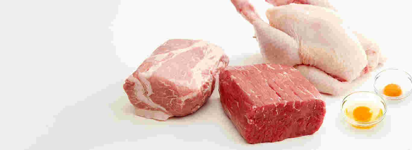 各種の肉の塊と生卵