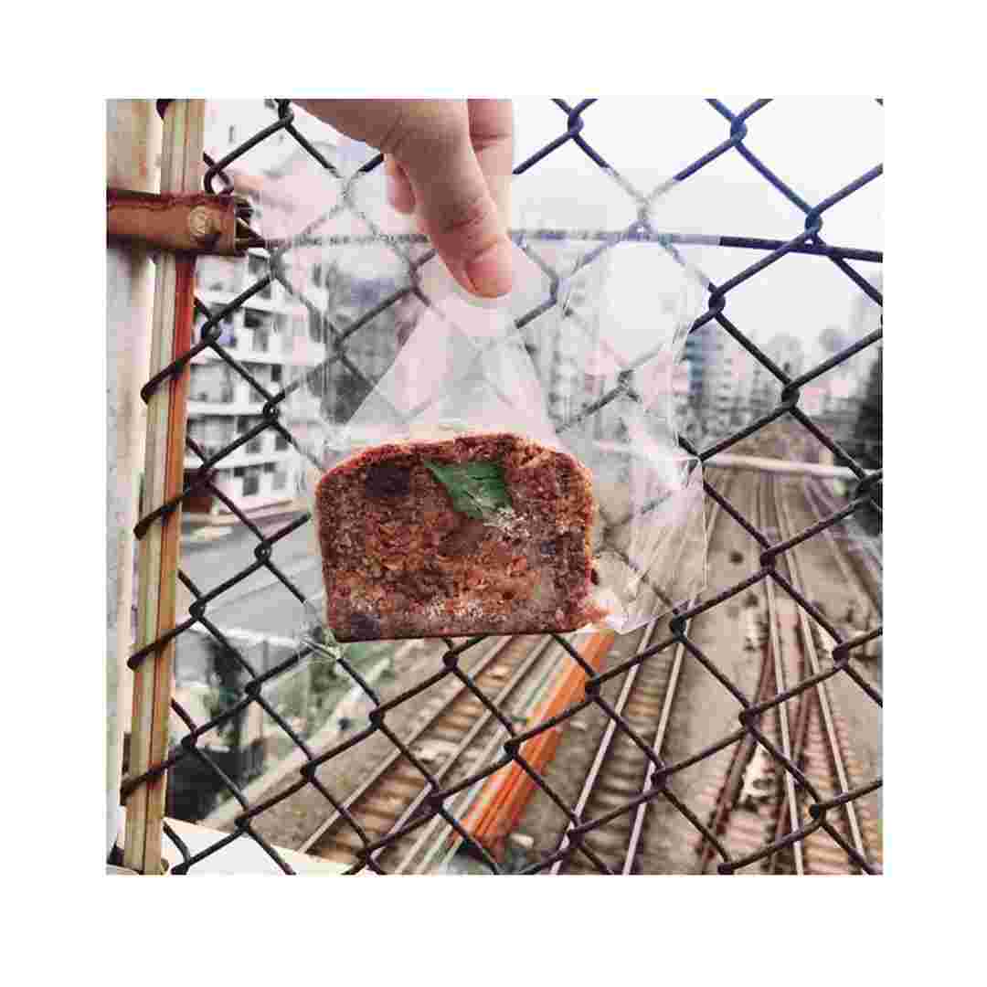 線路の上で焼き菓子を持っている風景。
